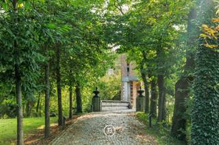 Dit buitengewone landhuis, is gelegen in het idyllische Nieuwerkerken en biedt een ongeëvenaarde combinatie van ruimte, weelde en privacy. De...