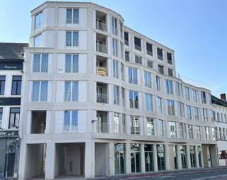 Energiezuinig recent appartement met EPC-label A, tevens voorzien van zonnepanelen op toplocatie in Mechelen, vlak bij het station. Het appartement bestaat uit een inkomhal voorzien van inbouwkasten, een lichtrijke woonkamer met open kwalitatief ingerichte keuken, twee slaapkamers met ingebouwde dressing (kasten), aangename badkamer, wasberging, en terras. Verder is er ook een kelderberging (B01), om het geheel compleet te maken, is er nog de ondergrondse autostaanplaats (P11 mits meerprijs van 100 euro/maand).Tevens is het gebouw voorzien van gemeenschappelijke delen waar u vrij gebruik van kan maken, zijnde : meerdere serres, een gemeenschappelijke tuin, en een gemeenschappelijke fietsenberging.Met een mobiscore van 9,6 op/ 10 heeft u tevens alle diensten en faciliteiten die de Stad u te bieden heeft binnen handbereik. * Uitstekend aanbod aan openbaar vervoer* & een zeer goede bereikbaarheid te voet of met de fiets voor wat betreft : onderwijs, winkels & diensten, ontspanning, sport & cultuur, gezondheid & zorg.