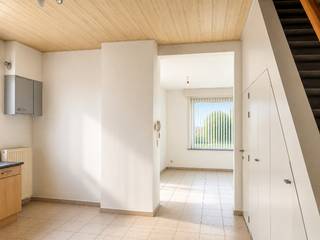 duplex gelegen op de gelijkvloerse en 1ste verdieping<br /><br />omvattende een inkomhal, klare living-zithoek, modern ingerichte open keuken, voute-eethoek-hobbyruimte, veranda, kelder, moderne badkamer, apart toilet, 2 slaapkamers, buitenberging en koer<br /><br />HP = 720 €/maand<br />voorschot HL = 0 €/maand