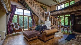 Itegem - Exclusieve villa van 540m² in authentieke stijl met praktijk-kantoorruimte op 17 are met zeer mooi landelijk vergezicht op de Netevallei en mooie aangelegde tuin en parkings.<br />De villa werd gebouwd met zeer degelijke materialen en exclusieve recuperatiemateriaal van kastelen en oude herenhuizen.<br />Omvat: inkomhal, praktijk-kantoorruimte met wachtruimte, toilet, ruime living met aanpalend een ruime orangerie, volledig ingerichte keuken met Aga fornuis, garage, berging, wijnkelder.<br />Op de verdiepingen: bibliotheek met veranda, leeshoek en open haard en buitenterras, 4 slaapkamers waarvan 1 zeer ruime slaapkamer of polyvalente ruimte met douche en voorzieningen voor een volledige badkamer, 2de badkamer + extra voorzieningen voor 3de badkamer, toilet.<br />Bouwjaar 2005 - perfecte staat van onderhoud. Ki 2.514 euro. <br />EPC 196 kwh/m² - energielabel B simulatie met thans in uitvoering zijnde verbeteringen (voor verbeteringen 210 kwh/m² - UC3864279RES2).<br />CV met aardgas hoogrendement condenserend en deels met warmtepomp.<br />Totale vloeroppervlakte: 540m². <br />De villa is voorzien van een liftkoker van gelijkvloers tot 2de verdieping.<br />Stedenbouwkundige info: woongebied met landelijk karakter en achterkant tuin in landschappelijk waardevol agrarisch gebied - vergunning uitgereikt - verkavelingsvergunning - geen rechterlijke herstelmaatregel of bestuurlijke maatregel opgelegd - geen maatregelen in het Vlaams handhavingsplatform - voorkooprecht ruimtelijke ordening.<br />Niet overstromingsgevoelig - gebouwscore A - perceelscore A.