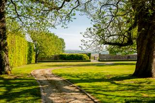 Deze prachtige exclusieve vierkantshoeve op 2 hectare geniet van alle privacy en luxe. <br />Charmant volledig gerenoveerde herenwoning (met behoud van authenticiteit) en binnenkoer, vijver, prachtige tuin met oude bomen, gerenoveerde schuur, paardenstallen + weide & piste, zwembad met poolhouse (+ extra guesthouse) en extra overdekt terras genietend van een open zicht, oude serre, conciergerie (extra vakantiehuis). Mogelijkheid bijkopen extra weides en grond. <br /><br />De herenwoning werd smaakvol gerenoveerd met behoud van de authenticiteit: prachtige inkom, bureauruimte, eetplaats, 2 gezellige zithoeken, orangerie uitgevend op de prachtige tuin met oude bomen, mooie keuken (Aga) met extra ontbijthoek, geïnstalleerde bijkeuken, wasplaats, berging en stookruimte, wijnkelder. Op het verdiep bevinden zich de overloop, 4 grote slaapkamers, dressing, 2 badkamers, fitnessruimte, en grote zolder die nog extra potentieel biedt. Conciergerie: leefruimte, keuken, 2 slaapkamers en badkamer. Zwembad in natuursteen, gerenoveerde serre, pool- en guesthouse (extra douche, sauna) met aanpalend overdekt terras. Gerenoveerde schuur met prachtig gebinte (ideale feestzaal), paardenstallen, piste en weides, en een vijver. Zonnepanelen aanwezig. Bezoek na afspraak met Immo Beguin: sophie@immobeguin.be