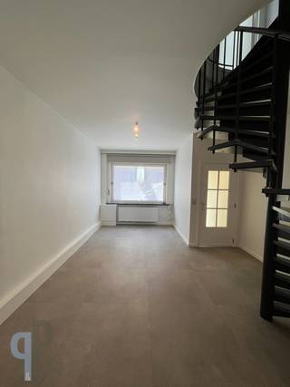 Vul eerst de KANDIDATUURFICHE volledig in door te klikken op volgende link https://ppvastgoed.be/nl/kandidatuurfiche ! Dan pas kan een bezoek ingepland worden. Deze woning omvat op het gelijkvloers een inkomhal en woonkamer met geïntegreerde keuken. Op de 1ste verdieping bevinden zich 2 slaapkamers, badkamer en toilet. Tevens is de woning voorzien van een zolder en een terras met tuintje. De verwarming is op aardgas. De huurprijs: €795/maand. Onmiddellijk beschikbaar.
