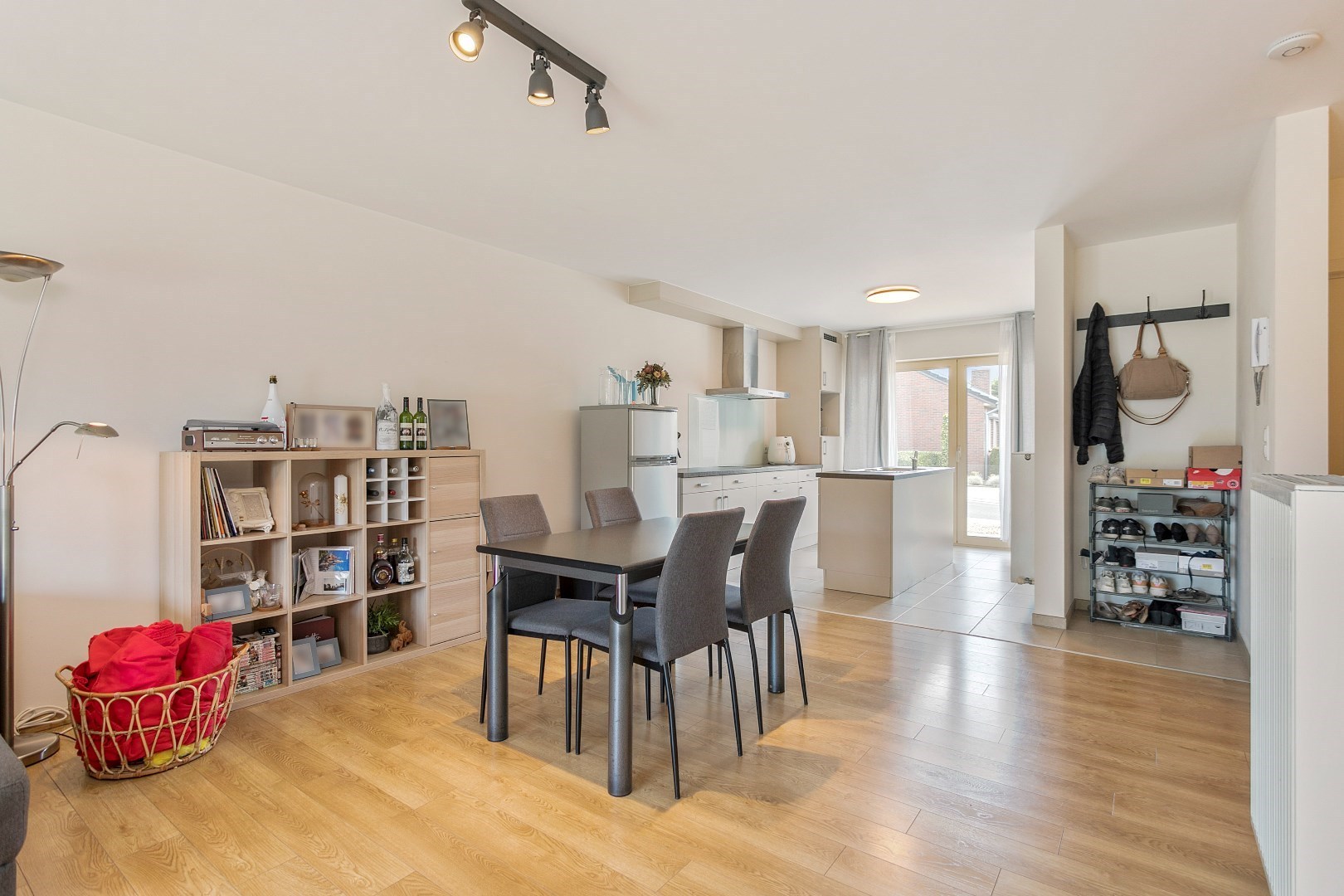 Modern, gelijkvloers appartement met 2 slpk, ondergrondse parking en tuin. - foto 5