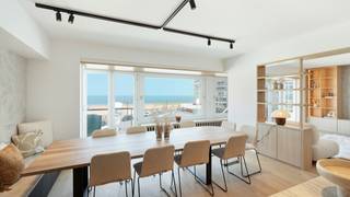 Aan het sfeervolle Rubensplein bevindt zich dit stijlvol vernieuwde appartement van 200m² groot, met een uitzonderlijke gevelbreedte van wel 10...