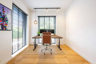 <p><span>Halfopen hoekwoning te huur in Mortsel</span></p><p><span> </span></p><p><span>In een rustige straat in Mortsel staat deze halfopen hoekwoning te huur. </span></p><p><span> </span></p><p><span>De woning is recent volledig gerenoveerd en biedt een strakke, moderne afwerking in een zwart-wit kleurpalet met mooie parketvloeren. De ruime leefruimte met hoge plafonds loopt over in een open keuken. Er is een gastentoilet in de gang. </span></p><p><span>Achter de woning ligt een stadstuin, vooraan werd een nieuwe voortuin aangelegd. </span></p><p><span> </span></p><p><span>Op de eerste verdieping bevinden zich twee slaapkamers (17m² en 10m²) en een badkamer met douche, bad en toilet. </span></p><p><span> </span></p><p><span>De tweede verdieping biedt een zeer ruime master bedroom (45m²) met extra zolderruimte. </span></p><p><span> </span></p><p><span>De woning beschikt over een zeer ruime garage en twee buitenstaanplaatsen. Ze is energiezuinig (EPC-score 139), uitgerust met zonnepanelen en een laadpaal voor een elektrische wagen .</span></p><p><span> </span></p><p><span>Beschikbaar vanaf 1 september.</span></p>