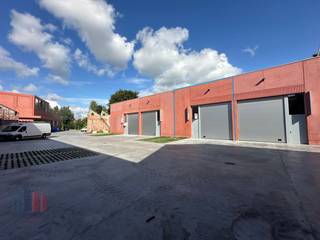 Fenomenaal gelegen nieuwbouw KMO-unit met een oppervlakte van 189 m²  en 2 privatieve parkeerplaatsen te huur op amper 300 m van de...