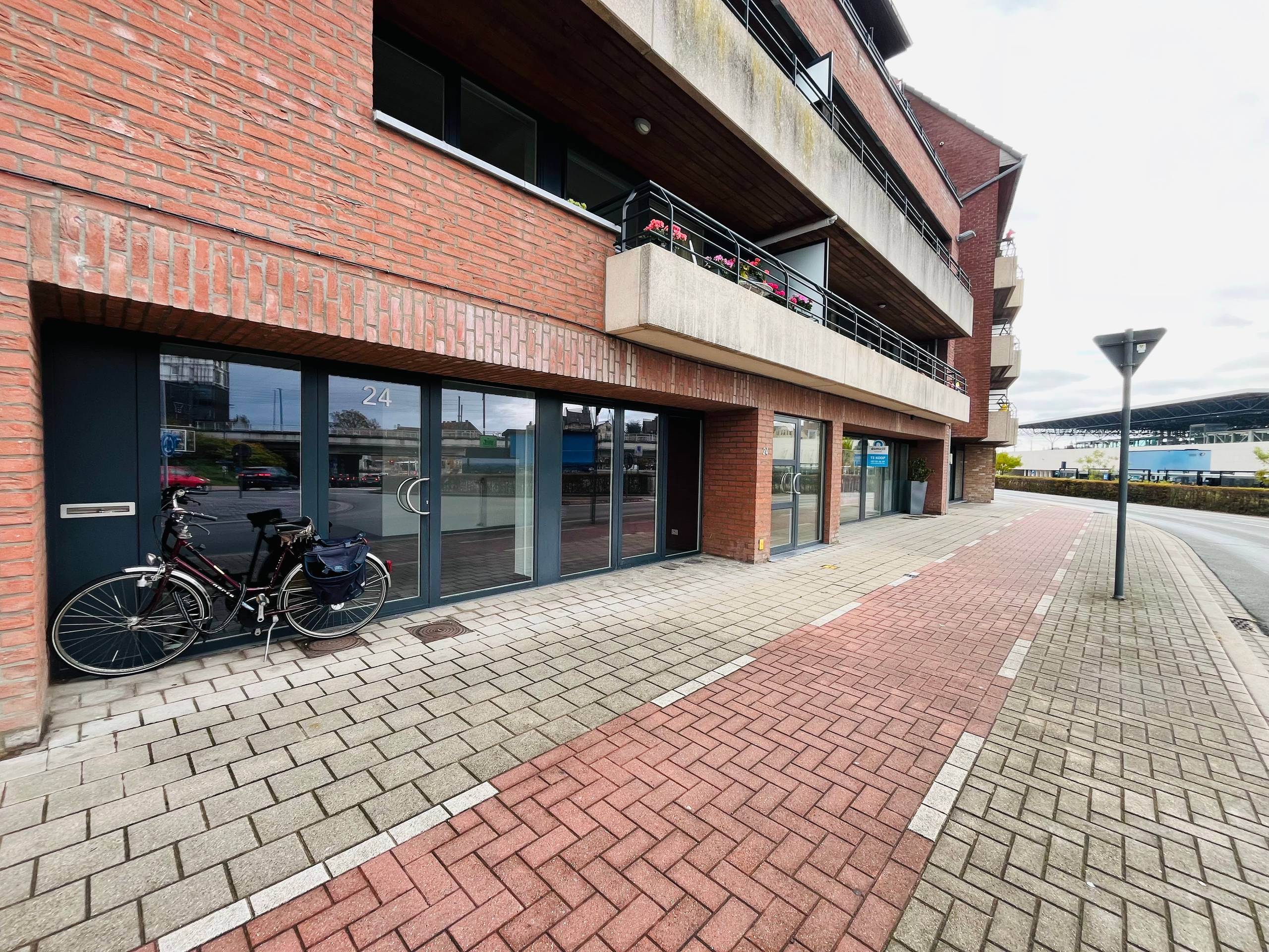 Roeselare - Handelspand te koop bij station - foto 1