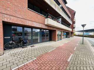 <strong>Roeselare - Handelspand te koop bij station Roeselare.</strong><br /><br />Deze handelspand biedt veel mogelijkheden, daarnaast is het ook een drukke baan (goed voor reclame). Makkelijk te bereiken met het openbaar vervoer. Handelspand heeft ook 2 staanplaatsen.<br /><br /><strong>Bestaande uit:</strong><br />Ruime winkelruimte/kantoorruimte met royale etalage, stockageruimte, 2 toiletten, terras en ruime keuken.<br /><br /><strong>Troeven:</strong>
<ul><li>2 staanplaatsen (vanafprijs 10.000 euro per staanplaats)</li><li>Drukke ligging (reclame!)</li><li>Instapklaar</li><li>2 toiletten</li><li>Koertje/terras</li><li>Dichtbij openbaar vervoer</li></ul>