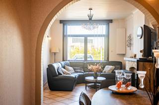 <p><strong>Charmante gezinswoning met 4SLPK en tuin</strong></p>
<p>Deze gezellige gesloten bebouwing combineert comfort, ruimte en een centrale ligging!</p>
<p>Op het gelijkvloers verwelkomt de inkomhal je met een apart toilet. De lichte leef- en eetruimte vormt samen met de ruime keuken een open geheel, ideaal voor gezellige momenten met familie of vrienden. Aansluitend vind je een veranda met zicht op de mooie tuin met tuinhuis en vijver.</p>
<p>De eerste verdieping biedt een badkamer met bad, douche, dubbele lavabo en toilet, en 2 slaapkamers.<br />Op de tweede verdieping, bereikbaar via een vaste trap, bevinden zich nog 2 extra kamers.</p>
<p><strong>Extra troef</strong>: een kelder voor al je opbergruimte!</p>
<p>De woning ligt centraal, dichtbij winkels, scholen en openbaar vervoer, met vlotte verbindingen naar belangrijke invalswegen.<br />Kortom, een instapklare woning met karakter die meteen aanvoelt als thuis! 🏡</p>
<p>Benieuwd? <br />Maak een afspraak met Katrien: 0473/42.76.99. – katrien@cornelis-partners.be</p>
<p><strong>Vraagprijs: € 279.000</strong></p>