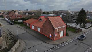 Situé dans l'Oekensestraat, près du Rijksweg à Roulers, cet entrepôt d'environ 180 m² est disponible à la location. Quelques spécifications :- 2 parties : partie avant d'environ 58 m² (passage du portail 2,75 m) ; 2ème partie d'environ 122 m².- 3 phases (20 A)- 2 places de parking le long de la Schaapsstraat- toilettes- eau de pluie (1 000 litres)Bien situé près de la sortie E403 Roeselare - Rumbeke et Rijksweg. Vous recherchez un bien immobilier commercial composé d'un entrepôt à louer à Roeselare ? N'hésitez pas à nous contacter au 051 21 22 23.