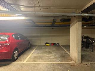 Deze vlot bereikbare autostaanplaats is gelegen nabij het centrum van Hasselt. Ideaal voor iemand die in de buurt woont of werkt. De parkeerplaats is praktisch en heeft een goede aansluiting naar de binnenstad of Singel via Sint-Truidersteenweg.De snelste manier om een bezoek te brengen aan deze autostaanplaats? Vraag je bezoek aan via de rode knop op onze website (www.dewaele.com)Telefonisch kunnen er geen afspraken gemaakt worden. Bij andere vragen kun je ons telefonisch contacteren via 011 30 50 50.Tot binnenkort.