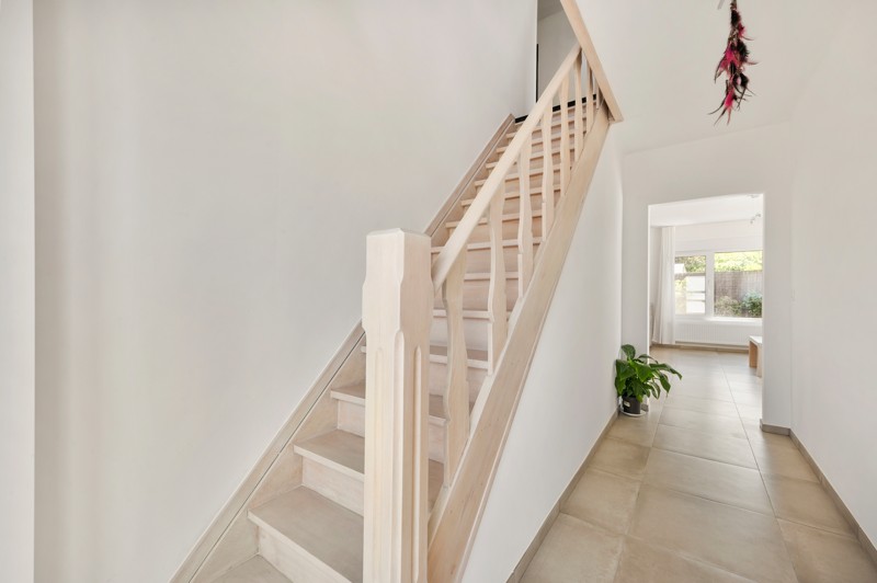 Gerenoveerde gezinswoning (°2024) met 4 slaapkamers, inpandige garage en zonnige tuin - foto 2