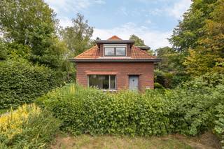 GELIJKVLOERSInkomhal 8 m² op tegel. Achterinkom 5 m² inclusief gastentoilet met handenwasser.Leefruimte 14,5 m² op tegel. Eetkamer 16 m² op tegel met...