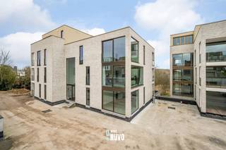 <p><span><strong>Projet résidentiel moderne avec vue sublime sur la vallée à Liedekerke</strong></span></p><p><span><span> </span></span></p><p><span><span> </span></span></p><p><span><span>Vallei Houtkauter propose 27 appartements contemporains, 6 duplex et 4 penthouses dans une vallée résidentielle verdoyante surplombant l'eau.</span></span></p><p><span><span>Avec son emplacement pittoresque, ce nouveau projet de construction à petite échelle se distingue par le contact des appartements modernes avec la nature environnante.</span></span></p><p><span><span> </span></span></p><p><span><span>Les appartements, duplex et penthouses spacieux sont finis avec des matériaux de haute qualité tout en visant un confort de vie maximal.</span></span></p><p><span><span>Les espaces de vie sont dotés de grandes fenêtres des deux côtés, ce qui permet à la lumière du jour de pénétrer à l'intérieur et de profiter pleinement de la nature environnante.</span></span></p><p><span><span> </span></span></p><p><span><span>La Villa Houtkauter est le lieu de séjour idéal. Vous vivez dans la périphérie verdoyante et à proximité du centre (5 minutes à pied du marché de Liedekerke). La gare de Liedekerke est à 10 minutes à vélo. Le quartier est très bien relié à l'autoroute E40, ce qui vous permet de vous rendre dans n'importe quelle grande ville en un rien de temps.</span></span></p><p><span><span> </span></span></p><p><span><span>Ce projet est en phase finale. Le choix de la cuisine est encore possible.</span></span></p><p><span><span> </span></span></p><p><span><span>La cave au sous-sol est inclus dans le prix.</span></span></p><p><span><span>Des emplacements souterrains et en surface sont disponibles.</span></span></p><p><span><span>L'appartement est livré avec 2 emplacements, à choisir librement, qui ne sont pas inclus dans le prix.</span></span></p><p><span><span> </span></span></p><p><span><span>Un garage à vélos souterrain est disponible.</span></span></p><p><span><span> </span></span></p><p><span><span>Le complexe dispose d'une installation pour l'élimination des déchets.</span></span></p><p><span><span> </span></span></p><p><span><span>Venez découvrir notre site et visitez notre appartement d'observation !</span></span></p><p><span><span> </span></span></p><p><span><span>Vous souhaitez plus d'informations ou une visite ? Contactez Harry 0473 44 01 06 ou Mieke 0476 39 19 78</span></span></p><p><span><span> </span></span></p><p><span><span> </span></span></p><p><span><span>Tous les prix indiqués s'entendent hors TVA et hors frais d'achat.</span></span></p>