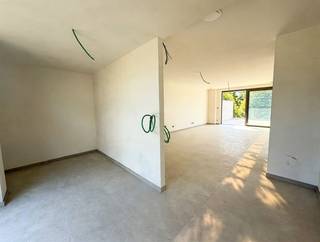 <p><span>Zeer ruim 1 (+1)-slaapkamerappartement op de eerste verdieping met zuidgericht terras van ca. 43 m², balkon en ondergrondse parkeerplaats, in hartje Maaseik.</span></p><p><span> </span></p><p><span>Dit aangename appartement op de eerste verdieping van de kleinschalige residentie "</span><span>Aan de Gendermerie"</span><span> biedt een bijzonder mooie combinatie van ruimte, licht en hedendaags wooncomfort. Met een bewoonbare oppervlakte van ca. 75 m² en een indrukwekkend zuidgericht terras van maar liefst ca. 43 m² én balkon aan de voorzijde beschikt u hier over uitzonderlijke buitenruimtes die een echte verlenging vormen van de leefruimte. De grote raampartijen zorgen voor een aangename lichtinval en verbinden de leefruimte op een natuurlijke manier met het ruime terras aan de achterzijde. Daarnaast beschikt het appartement over een extra ruimte die flexibel kan worden ingericht als bureau, hobbyruimte, of logeerkamer. </span></p><p><span>De residentie telt slechts zes appartementen en wordt gerealiseerd volgens de hedendaagse BEN-normen, met onder meer een warmtepomp, zonnepanelen, vloerverwarming, ventilatiesysteem D en een uitstekende isolatie. De keuken en badkamer worden momenteel volledig afgewerkt en zijn inbegrepen in de aankoopprijs. Dit project komt in aanmerking voor het </span><span>verlaagde btw-tarief van 6% (onder voorwaarden). De oplevering van dit appartement is voorzien voor eind november 2026!</span></p><p><span> </span></p><p><span>Indeling appartement:</span></p><ul><li><span>Inkomhal met toegang tot alle vertrekken. Vestiaireruimte aanwezig</span></li><li><span>Lichtrijke leefruimte voorzien van een open keuken en zithoek, met rechtstreekse toegang tot het royale zuidgerichte terras</span></li><li><span>Polyvalente ruimte achter de leefruimte, ideaal als bureel, hobbyruimte of logeerkamer. Aanslutind aan deze ruimte bevindt zich nog een gezellig balkon </span></li><li><span>Zonnig en uitzonderlijk ruim zuidgericht terras van ca. 43 m²</span></li><li><span>Nachthal </span></li><li><span>Ruime slaapkamer aan de achterzijde, eveneens met rechtstreekse toegang tot het terras</span></li><li><span>Badkamer voorzien van inloopdouche en wasmeubel met wastafel</span></li><li><span>Gastentoilet met fonteintje</span></li><li><span>Praktische berging met aansluitingen voor wasmachine en condensdroger</span></li></ul><p><span> </span></p><p><span>Alle troeven op een rij:</span><span><br /><br /></span></p><ul><li><span>Kleinschalige residentie met slechts 6 appartementen</span></li><li><span>BEN-woonproject (E-peil E20) met warmtepomp, zonnepanelen, vloerverwarming, ventilatiesysteem D en uitstekende isolatie</span></li><li><span>Uitzonderlijk groot zuidgericht terras van ca. 43 m² én balkon aan de voorzijde</span></li><li><span>Veel natuurlijke lichtinval dankzij de grote raampartijen</span></li><li><span>Zonwerend glas aan de zuidzijde, in combinatie met hoogwaardig aluminium schrijnwerk</span></li><li><span>Keuken en badkamer worden volledig afgewerkt en zijn inbegrepen in de aankoopprijs</span></li><li><span>Ondergrondse autostaanplaats inbegrepen, met voorziening voor het opladen van een elektrische wagen</span></li><li><span>Gemeenschappelijke fietsenstalling met individueel oplaadpunt</span></li><li><span>Rustige én centrale ligging, op wandelafstand van winkels, horeca, openbaar vervoer en recreatie</span></li><li><span>Gelegen in het hart van Maaseik, met alle dagelijkse voorzieningen binnen handbereik</span></li></ul><p><span> </span></p><p><span>Een bijzonder aangenaam appartement voor wie op zoek is naar ruimte, licht en hedendaags wooncomfort, met als absolute troef het uitzonderlijk ruime zuidgerichte terras.</span><span> De combinatie van de kleinschalige residentie, energiezuinige technieken, flexibele indeling en centrale ligging maakt dit een aantrekkelijke woonplek voor zowel een alleenstaande als een koppel.</span></p><p><span> </span></p>