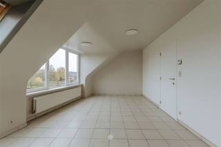 <p><span>EINE- Bent u op zoek naar een 2-slaapkamer appartement in een deelgemeente van Oudenaarde? </span></p><p><span>Dan is dit pand misschien wel iets voor u!</span></p><p><span> </span></p><p><span>De belangrijkste kenmerken in een notendop:</span></p><ul><li><span>Lichtrijk appartement</span></li><li><span>Rustig gelegen aan de stadsrand van Oudenaarde</span></li><li><span>Vlotte verbinding naar de N60 en het openbaar vervoer</span></li><li><span>Winkels op wandelafstand </span></li></ul><p><span> </span></p><p><span>Zo ziet het pand er uit:</span></p><p><span>Gelegen op de twee verdieping. De inkomhal beschikt over een vestiaire en een toilet. Aansluitend bevindt zich een lichtrijke leefruimte. De keuken is voorzien van alle comfort en geeft toegang tot de berging. Daarnaast zijn er twee slaapkamers en een badkamer, uitgerust met een dubbele wastafel en een combi bad met douche. Tot slot is er een gemeenschappelijke ruimte voor fietsen en vuilnisbakken.</span></p><p><span> </span></p><p><span>Beschikbaar vanaf 01/08/2026</span></p><p><span>Huurprijs: €655 + €11 gemeenschappelijke kosten</span></p><p><span>Excl. elektriciteit, gas en water</span></p><p><span> </span></p><p><span>Voor een bezoek ter plaatse, vul zeker het huurprofiel in via onze website.</span></p>