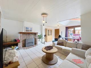 Deze charmante woning in Oostkamp biedt een comfortabele leefruimte met twee ruime slaapkamers, ideaal voor een gezin of als kantoorruimte. De...