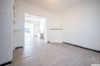 <p><strong>De ligging</strong><br />Deze charmante woning, gelegen aan de Lindenlaan in Zulte, biedt een <strong>perfecte mix van rust en comfort</strong>. De ligging is werkelijk <strong>uitmuntend</strong>, uitermate rustig doch op wandelafstand van het bruisende centrum van Zulte, voorzien van allerhande winkels, horeca en overige faciliteiten. Het openbaar vervoer is op wandelafstand bereikbaar. Het op- en afrittencomplex van de E17 (afrit 6 Kruishoutem) ligt op amper 5 km. van de woning. Kortom, <strong>rustig gelegen woning met ideale bereikbaarheid</strong>!<br /><br /><strong>De woning</strong><br />De woning dateert uit 1956 en heeft zijn <strong>karakter behouden</strong>, terwijl er volop mogelijkheden zijn om het geheel naar <strong>eigen wens te renoveren</strong>. Het perceel heeft een oppervlakte van 197 m² en biedt voldoende ruimte voor een aangename tuin of een gezellige buitenplek. Intern beschikt het huis over een sfeervolle woonkamer, een functionele keuken en maar liefst <strong>drie slaapkamers</strong>, waardoor het ideaal is voor jonge gezinnen of als investeringspand. Verder zijn er praktische voorzieningen zoals twee zolders, een kelder en eventueel garageruimte voor extra opbergruimte. De ruime zolder biedt desgewenst nog meer potentieel voor uitbreiding als extra kamer. Dit huis biedt de perfecte setting om uw nieuwe hoofdstuk te beginnen, met een centrale ligging in het hart van Zulte.<br />Mits enkel installatie van centrale verwarming, kan het EPC al dalen naar 351 kWh/m² jaar, zijnde D-label. Zo wordt al voldaan aan de energetische renovatieplicht.<br /><br /><strong>Kenmerken</strong><br />- oppervlakte perceel: 197 m²<br />- bruikbare vloeropp. woning: 135 m² (cf. EPC)<br />- verwarming via gaskachel(s)<br />- EPC: 575 kWh/m² jaar - F-label <br /><br /><strong>Troeven</strong><br />- uitmuntende ligging!!<br />- volop mogelijkheden om naar eigen wens te renoveren!!<br /><br />Voor meer informatie of een bezoek ter plaatse, reageer via het contactformulier of stuur naar info@hckinvest.be</p>