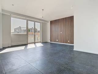 Cet appartement rénové d'une chambre d'environ 65 m² est situé à l'angle de la Carnotstraat et de la Dambruggestraat. L'appartement offre une...