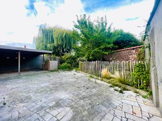 <strong>Wevelgem - Ruime woning met 7 slaapkamers en ruime stadstuin te koop</strong><br /><br />Deze charmante en veelzijdige woning combineert ruimte, licht en comfort op een unieke manier. Perfect voor gezinnen of wie wonen en werken wil combineren.<br /><br />De woning beschikt over maar liefst 7 slaapkamers, was berging, kelder, ruime badkamer met ligbad en inloopdouche en een ruime lichtrijke leefruimte met open keuken.<br /><br />Buiten geniet je van een gezellige stadstuin, perfect voor ontspanning en een tuinhuis dat extra bergruimte biedt. Bovendien is er de mogelijkheid tot handelsruimte.<br /><br /><strong>Pluspunten:</strong>
<ul><li>Centrum</li><li>Lichtrijk</li><li>Grote ruimtes</li><li>Zonnepanelen</li></ul>