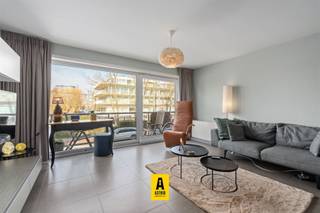 <p><span>Te koop Appartement met 2 slaapkamers op topligging in Oostende</span></p><p><span>Op een </span><span>uitstekende locatie aan de Nieuwpoortsesteenweg 283 in Oostende</span><span>, recht tegenover de ingang van de Wellington Golf, bevindt zich dit </span><span>ruim appartement op de eerste verdieping</span><span>. Dankzij de centrale ligging geniet u van een vlotte verbinding naar strand, winkels, openbaar vervoer en het stadscentrum.<br />Het appartement beschikt over een </span><span>lichte leefruimte</span><span>, een </span><span>ingerichte keuken</span><span> en </span><span>twee volwaardige slaapkamers</span><span>. Aan de voorzijde is er open zicht op de ingang van de Wellington Golf, aan de achterzijde bevindt zich een </span><span>ruim zuidoost gericht terras </span><span>met ruimte voor een grote tafel en stoelen of ligzetel.<br />De badkamer is uitgerust met een </span><span>ligbad en lavabomeubel</span><span>. Verder is er een </span><span>apart toilet</span><span> en een </span><span>praktische berging</span><span>. Daarenboven is er op het gelijkvloers nog een extra ruime berging, wat zorgt voor extra comfort en opbergruimte.</span></p><p><span>De elektriciteit is conform!</span></p><p><span>Momenteel beschikt het appartement over een EPC-score F. Deze score wordt beïnvloed door de open ligging naast het bouwproject Zeevlam. Een officiële simulatie toont aan dat, van zodra dit gebouw er zal staan, de EPC-score automatisch zal verbeteren naar een score C, zonder dat er ingrepen hoeven te gebeuren! Aanpalend aan het achterterras, blijft de bouwhoogte beperkt tot 1 bouwlaag met groendak, waardoor er geen impact is op de lichtinval</span></p><p><span>Dit appartement is ideaal als vaste woonst, tweede verblijf of investering.</span></p><p><span> </span></p><p><span> </span></p>