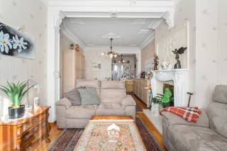 <p>[[ DIT PAND NEEMT DEEL AAN DE ERA OPEN HUIZEN DAG OP 14/3 VAN 9:30 TOT 10:30 ]]</p>

<p>Deze grotendeels gerenoveerde rijwoning ligt langs een invalsweg naar het centrum van Maaseik. Aan de voorzijde geniet je van een vlotte bereikbaarheid en zichtbaarheid, terwijl de achterzijde bereikbaar is via een rustige straat – bijzonder praktisch dankzij de doorgang naar de garage achteraan.</p>

<p>De woning werd gebouwd in 1957 en kreeg de voorbije jaren belangrijke vernieuwingen. Zo werd het dak vernieuwd, is er een aanbouw gerealiseerd die het woonvolume uitbreidt en werd de badkamer aangepakt. Binnenin beschik je over drie slaapkamers en een ruime zolderverdieping die nog verder kan worden ingericht naar eigen wens. De woning is goed onderhouden, onmiddellijk bewoonbaar en biedt een degelijke basis voor wie nog verder wil verfijnen.</p>

<p>Technisch zit het ook goed met zonnepanelen, een vernieuwde cv-ketel op stookolie, spouwisolatie aan de voorgevel en dubbele beglazing in het aluminium schrijnwerk.</p>

<p><strong>Enkele troeven</strong></p>

<ul><li>Vernieuwd dak en aanbouw – Extra woonruimte en structureel aangepakt.</li><li>3 slaapkamers + ruime zolder – Mogelijkheid om extra kamers of hobbyruimte te creëren.</li><li>Achterliggende doorgang met garage – Bereikbaar via rustige wijkstraat, bijzonder praktisch.</li><li>Degelijke technieken – Zonnepanelen, vernieuwde cv-ketel en dubbele beglazing.</li><li>Centrale ligging – Vlotte verbinding naar Maaseik centrum en voorzieningen.</li></ul>

<p>Op zoek naar een verzorgde woning met uitbreidingsmogelijkheden en een praktische ligging? Dan is dit zeker een bezoek waard!</p>