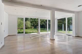 Deze charmante bungalow is rustig en landelijk gelegen in Aalbeke, nabij Kortrijk, en bevindt zich op een prachtig perceel van bijna 1.200 m².<br /><br />Bij het binnenkomen valt meteen de aangename, lichtrijke leefruimte op. Dankzij de grote raampartijen geniet u hier niet alleen van overvloedig natuurlijk licht, maar ook van een prachtig en rustgevend groen uitzicht op de omgeving.<br /><br />De woning beschikt verder over drie slaapkamers, een badkamer, een keuken en een praktische berging en een ruime zolder, die ideaal dienstdoet als stockageruimte.<br /><br />Verder is er de zeer ruime, aparte garage, die tal van mogelijkheden biedt voor het stallen van voertuigen, fietsen of het creëren van extra bergruimte.<br /><br />De woning is voorzien van een energiezuinige verwarmingsinstallatie met warmtepomp en zonnepanelen. Alle ramen zijn uitgevoerd in onderhoudsvriendelijk wit PVC en voorzien van dubbele beglazing, wat zorgt voor een aangenaam wooncomfort.<br /><br />Dankzij de rustige ligging, het ruime perceel en de mooie lichtinval biedt deze bungalow een unieke combinatie van comfort, privacy en landelijk wonen, en dit op korte afstand van Kortrijk.<br /><br />Een absolute troef van deze woning is de directe toegang tot het achterliggende Preshoekbos via de tuin. Zo geniet u vanuit uw eigen tuin meteen van de rust, privacy en natuurlijke omgeving, ideaal voor wie houdt van wandelen en genieten van het buitenleven.<br /><br />Plan snel uw bezoek in via www.albert.immo of bel naar Angélique op 0484/74 25 68.