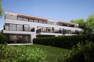 Uitzonderlijk kwalitatief afgewerkt nieuwbouwappartement van ca. 135 m² op een goed bereikbare locatie.<br /><br />Het appartement telt drie ruime slaapkamers. De leefruimte geeft uit op het zuidgerichte terras van 24m² met mooi zicht op het groen. <br /><br /><strong>Bijzonderheden</strong><br />Smaakvolle vloeren<br />High-end keuken uitgerust met Miele-toestellen<br />Geothermische warmtepompen van Viessmann, uiterst energiezuinig<br />Grote raampartijen met driedubbele beglazing voor optimale geluidsisolatie<br />Automatische zonnescreens<br />Zonnepanelen<br />Lift en ondergrondse staanplaatsen<br />Bovengrondse fietsberging en ondergrondse berging<br />Veiligheidsdeur<br />Camerabewaking op het domein<br /><br />Lasten 200 EUR/maand