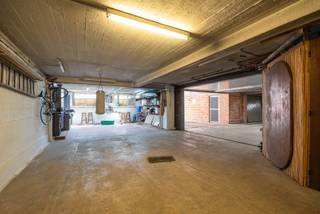 Ruime ondergrondse garage (92m²) met diverse gebruiksmogelijkheden én gerenoveerd gelijkvloersappartement (97m²) met 2 slaapkamers, tuin...