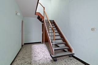 In het centrum van Beveren bevindt zich dit interessante investeringspand, bestaande uit twee ruime en goed onderhouden appartementen van elk 105...