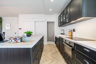 De uitstraling van een woning, met het gemak van een appartement? Dit duplex appartement op de Constant Joossenslei in het residentiële 's...