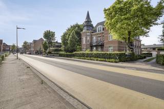 Het appartement is piekfijn onderhouden en met oog voor detail ingericht. De inkomhal is voorzien van een apart gastentoilet en geeft toegang tot...