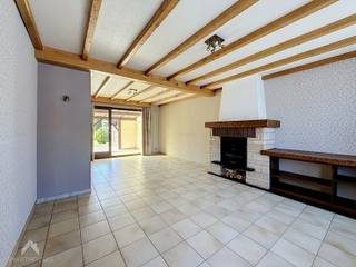 <p>Goed verzorgde woning met tal van mogelijkheden op een toplocatie, bestaande uit een inkomhal met gastentoilet, een karaktervolle leefruimte met zit- en eethoek en open haard, een leefkeuken voorzien van alle comfort, een was- en bergruimte, een garage met oprit, een uiterst gezellig overdekt terras en een zuidgerichte tuin.</p>
<p>De verdieping beschikt over 3 slaapkamers, een badkamer met douche, bad, lavabo en toilet, evenals een bergzolder.</p>
<p></p>
<p>Extra troeven;</p>
<p></p>
<ul>
<li>Doorgang naar tuin via garage en berging</li>
<li>Zuidgerichte tuin</li>
<li>Ruim terras</li>
<li>Toplocatie</li>
<li>Uiterst verzorgde woning</li>
<li>Aardgas aanwezig in de straat</li>
<li>Regenwaterput</li>
<li>Wandelafstand/nabijheid station, scholen, winkels</li>
<li>Bergzolder</li>
</ul>
<br />
<p></p>
<p>Te koop zonder makelaar via Smart Houses. Wenst u meer informatie of een bezoek? Contacteer rechtstreeks de eigenaar +32473883383</p>