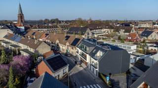 Nieuwbouw gelijkvloers appartement (79,47m²) met 1 slaapkamer en 39,15m² tuin. Centrale ligging in Meulebeke: op 20m van de markt en dichtbij winkels en recreatiedomein Ter Borcht. <br />Keuze van keuken en sanitair zijn nog zelf te maken bij de leveranciers aangeduid door de bouwheer. <br />Zonnepanelen aanwezig. Verwarming op aardgas. <br />6% verlaagd btw tarief mogelijk!<br />Voor meer info, contacteer ons kantoor: 051/40 40 10 of www.vlaemynck.be
