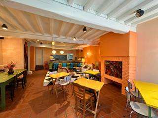 Horecagelijkvloers met Duplex in karaktervol pand vlakbij de Grote Markt van Lier. <br /><br /><br />Dit charmante handelspand vlakbij de Grote Markt van Lier heeft een topligging en combineert een horecagelijkvloers met een duplex woongedeelte. <br /><br />Op het gelijkvloers bevindt zich een horecaruimte van 99 m² met grote keuken en 2 toiletten. Het is toegestaan om een terras van 12 m² te zetten in de voetgangerszone vlak voor de gevel en naast de gevel van het Vleeshuis. Het woongedeelte is bereikbaar via de trap in de horecaruimte, maar er is een vergunning goedgekeurd om een aparte inkom te voorzien. In het steegje naast de woning is nog extra opbergmogelijkheid.<br /><br />Op verdiepingen 1 en 2 bevindt zich het gerenoveerde woongedeelte met privé terras. Verdieping 1 bedraagt 83.50 m². Hier bevinden zich de leefruimte, keuken, toilet, wasruimte, een slaapkamer en een terras. <br />Verdieping 2 bedraagt 34 m² en ligt onder de hoge nok met originele houten balken. Hier bevinden zich nog een grote slaapkamer, een grote badkamer met bad en inloopdouche en nog een apart toilet. <br /><br />Centrale verwarming is aanwezig en de ramen zijn van dubbel glas. Zowel schuin als plat dak zijn geïsoleerd. Het plat dak is gerenoveerd in augustus 2024. Het schuine dak is langs binnen gerenoveerd in 2018-2019. Elektriciteit werd gekeurd in 2019.<br /><br />Een grote troef is de doodlopende straat, waardoor er geen verkeer komt. Klanten die op het terras zitten, ervaren geen verkeershinder of lawaai. <br /><br />Het gebouw is geen erfgoed, dus er zijn mogelijkheden om aanpassingen te maken. <br /><br /><br /><br />