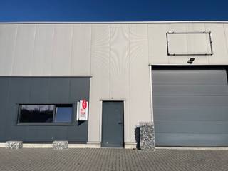 Unité PME neuve de 280 m² stratégiquement située à louer dans la zone industrielle de Genk-Zuid. Cet emplacement offre un accès direct aux sorties...