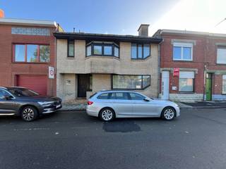 <strong>Menen - Grote, statige, lichtrijke woning in Menen met veel mogelijkheden te koop.</strong><br /><br />Op zoek naar een kloeke, grote woning met veel potentieel?<br /><br /><strong>Indeling:</strong><br />Inkom + toilet, keuken, grote living, terras en tuin<br /><u>1ste verdieping:</u> 3 slaapkamers, badkamer, wasruimte<br />Volledig onderkelderd (mogelijkheid tot hobbyruimte, stockage, extra kamers ...)<br /><br /><strong>Troeven:</strong>
<ul><li>Grote kelder</li><li>Instapklaar</li><li>Tuin + terras</li><li>Centrale ligging; vlotte verbinding E19, maar doodlopende straat</li></ul>