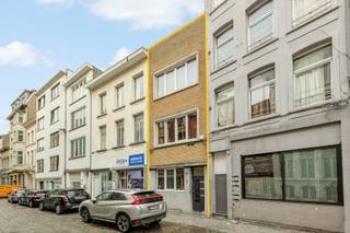 Vergund opbrengsteigendom bestaande uit 3 appartementen, gunstig gelegen in een levendige en centraal gelegen stadswijk met een uitstekende bereikbaarheid op wandelafstand van Park Spoor Noord.
<p>Het gebouw onderging de laatste jaren een grondige renovatie:<br />- 2006 / 2008: PVC ramen met dubbele beglazing<br />- 2009: zandstralen en opvoegen van de voorgevel, nieuwe vloeren, ...<br />- 2012: Volledig vernieuwen van de elektrische installatie ( leidingen en zekeringskasten )<br />- 2012: Nieuwe badkamers incl. leidingen (3)<br />- 2012: Nieuwe CV-ketels op gas (3)<br />- 2021: Plat dak vernieuwd + isolatie<br />- 2022: Nieuwe keukens (3)<br /><br />De 3 app. beschikken allen over aparte meters ( elektra, gas, water ) en worden reeds meerdere jaren stabiel verhuurd. De huidige huuropbrengst bedraagt momenteel 2.440 € / maand.<br /><span><br />Indeling:<br /></span>Gemeenschappelijke inkomhal met toegang tot de kelder.</p>
<p><span>Glvl. app. </span>(65,2m²) EPC: D 329 kWh/m² ( vloer kan gemakkelijk geïsoleerd worden via de kelder ) bestaande uit 2 slpks (13,3m² en 14,7m²) op laminaat, woonkamer met open keuken (20m²) voorzien van gasvuur, dampkap, spoelbak en aansluitingen voor wasmachine / vaatwasser.<br />Bdk met toilet, regendouche, handdoekdroger en lavabo in meubel.<br />Overdekt terras (2,5m²), stadstuintje (9m²)<br />Reeds 7 jaar verhuurd aan 810€ / maand.</p>
<p><span>1ste verd.:</span> (71,2m²) EPC: B 195 kWh/m² bestaande uit 2 slpks (13,3m² en 14,7m²) op laminaat, woonkamer met open keuken (20m²) voorzien van gasvuur, dampkap, spoelbak en aansluitingen voor wasmachine / vaatwasser.<br />Bdk met toilet, regendouche, handdoekdroger en lavabo in meubel.<br />Overdekt terras (2,5m²)<br />Reeds 4 jaar verhuurd aan 820€ / maand.</p>
<p><span>2de verd.:</span> (71,2m²) EPC: C 235 kWh/m², zelfde indeling als de 1ste verdieping.<br />Reeds 3 jaar verhuurd aan 810 € / maand.<br /><span><br />Extra:</span><br />* Conformiteitsattesten beschikbaar<br />* Elektriciteit conform<br />* 4 privékelders van elk 3,5 m²<br />* Kruipkelder<br />* Betonvloer op het gelijkvloers<br />* Asbestattesten in aanvraag<br /><br />Dit vergund opbrengsteigendom is stabiel verhuurd en geniet van een bruto rendement van +/- 5,28%</p>