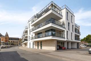 <span><span>In het centrum van Diksmuide bevindt zich dit <strong>instapklare appartement </strong>met<strong> twee slaapkamers</strong>, gelegen op de <strong>eerste verdieping van residentie 'Patersvat'</strong>. Dankzij de uitstekende en centrale ligging bevinden winkels, supermarkten, horecazaken en het openbaar vervoer zich op wandelafstand. Dit energiezuinige appartement is ideaal als eigen woonst én als interessante investering.<br /><br />Met een <strong>bewoonbare oppervlakte van maar liefst 104 m²</strong> biedt dit appartement, gelegen op een leuke hoeklocatie wat resulteert in meer lichtinval, alle ruimte om comfortabel te wonen. De grote raampartijen zorgen voor een <strong>overvloed aan natuurlijk licht</strong>, wat de leefruimtes een aangename en open uitstraling geeft.<br />Via de inkomhal en de brede gang bereikt u het apart gastentoilet met handenwasser. De lichtrijke leefruimte omvat een gezellige zithoek, een ruime eetplaats en een volledig ingerichte open keuken, voorzien van alle nodige toestellen.<br />Vanuit de leefruimte heeft u rechtstreeks toegang tot het <strong>zeer ruime terras van maar liefst 31,6 m²</strong>, waar u volop kunt genieten van het buitenleven en waar voldoende plaats is voor een comfortabele lounge- en eethoek.<br />Verder beschikt het appartement over twee ruime slaapkamers, een badkamer uitgerust met een douche en een lavabomeubel, en een praktische berging met wasplaats waarin alle technieken netjes zijn ondergebracht.<br /><strong>De residentie beschikt bovendien over een gemeenschappelijke fietsenberging. Daarnaast bestaat de mogelijkheid om een autostaanplaats en een afzonderlijke berging aan te kopen (prijs op aanvraag), wat zorgt voor extra comfort en bijkomende bergruimte.</strong><br /><br /><u>Troeven:</u></span></span>
<ul>
<li><span><span>Gunstige hoekligging op de eerste verdieping;</span></span></li>
<li><span><span>Bewoonbare oppervlakte van 104 m²;</span></span></li>
<li><span><span>Instapklaar, volledig afgewerkt en geschilderd;</span></span></li>
<li><span><span>Energiezuinig;</span></span></li>
<li><span><span>Zeer veel natuurlijke lichtinval;</span></span></li>
<li><span><span>Zeer ruim terras van maar liefst 31,6 m²;</span></span></li>
<li><span><span>Twee ruime slaapkamers;</span></span></li>
<li><span><span>Brede inkomhal en gang;</span></span></li>
<li><span><span>Praktische berging met wasplaats;</span></span></li>
<li><span><span>Centrale verwarming op aardgas met radiatoren;</span></span></li>
<li><span><span>Gemeenschappelijke fietsenberging;</span></span></li>
<li><span><span>Mogelijkheid tot aankoop van een autostaanplaats en afzonderlijke berging.</span></span></li>
</ul>
<span><span>Bent u op zoek naar een ruim en instapklaar appartement op een centrale ligging in Diksmuide of wenst u te investeren in kwalitatief nieuwbouwvastgoed? Dan is dit kwalitatieve en volledig afgewerkte appartement een uitstekende opportuniteit.<br />Interesse? Neem contact op met Diksimmo. Bel <strong>051 50 11 51</strong> of mail naar diksmuide@diksimmo.be voor meer informatie of een bezoek ter plaatse.</span></span>