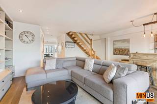 <p>TDeze instapklare duplex van ca. 130 m² is ideaal gelegen pal aan het station van Oostende, met trein, kusttram en bus in de onmiddellijke nabijheid. Een absolute topligging voor wie centraal wil wonen met maximale bereikbaarheid.</p>
<p>De leefruimtes bevinden zich op de zesde verdieping en bestaan uit een ruime, lichtrijke woonkamer met eetruimte en een volledig geïnstalleerde open keuken, aangevuld met een apart toilet en een praktische berging. Aansluitend geniet u van twee zonnige terrassen. Het oostgerichte terras aan de voorzijde biedt in de voormiddag zon en een fenomenaal uitzicht op de jachthaven, de Amandine en het historische stationsgebouw. Het westgerichte terras aan de achterzijde geniet zon van de middag tot de avond en kijkt uit op de spitsen van de Sint-Petrus-en-Pauluskerk.</p>
<p>Op de zevende verdieping bevinden zich drie volwaardige slaapkamers met inbouwkasten, een badkamer met inloopdouche, een tweede toilet en een lavabomeubel.</p>
<p>Het appartement werd gebouwd in 2001 en gerenoveerd in 2025. Dankzij het EPC-label A, privatieve zonnepanelen en een warmtepomp voor verwarming en koeling, die bovendien op afstand bedienbaar is, geniet u van een hoog wooncomfort en lage energiekosten. Verder zijn er een privatieve kelderberging en een gemeenschappelijke fietsenstalling.</p>
<p>Een unieke combinatie van ruimte, energiezuinigheid, zon en uitzicht op een uitzonderlijke centrale ligging aan de kust.</p>