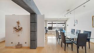 Ruim appartement op de vijfde verdieping van residentie Claridge, ideaal gelegen in het centrum van Knokke-Zoute. Het appartement biedt een zijdelings zeezicht en een verreikend zicht over de Sparrendreef. Een perfecte combinatie van ligging en comfort.<br /><br />De ruime woonkamer met eetgedeelte en grote raampartijen zorgt voor een aangename leefruimte met veel lichtinval. De keuken is volledig uitgerust met moderne toestellen en vormt het hart van het appartement.<br /><br />Het appartement bevat drie volwaardige slaapkamers en drie ruime badkamers, ideaal voor wie opzoek is naar ruimte en privacy. <br /><br />Mogelijkheid tot aankoop van een autostaanplaats in de residentie.