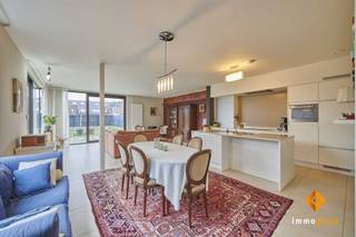 Deze recente, moderne woning met 3 slaapkamers is gelegen op een mooi perceel van 5a37ca, in een rustige, kindvriendelijke buurt en toch vlakbij...