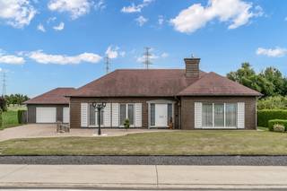 <span>Perfect onderhouden villa gelegen op een royaal perceel van 28a22ca met dubbele garage, omringd door groene velden in het landelijke Val-Meer, grenzend aan Herderen. Leuke troef is de zonovergoten tuin die geniet van landelijke vergezichten en nog optioneel kan uitgebreid worden met maar liefst 34a48ca. Ook de locatie in Valmeer is een fijn pluspunt. Diverse steden zijn van hieruit vlot bereikbaar, denk maar aan Tongeren (E313), Bilzen, Maastricht (E25) en Visé.<br /><br />Deze uitzonderlijke woning werd gebouwd in 1977 en doorheen de jaren verder verfijnd naar een hedendaags resultaat met aandacht voor comfort en energieprestatie. Zo werden zonnepanelen geplaatst, een veranda bijgebouwd...<br /><br />De indeling is als volgt:<br /><br /><strong>GELIJKVLOERS<br /></strong>-Ruime inkomhal met gastentoilet.<br />-L-vormige leefruimte (44,91m2) met inbouwcassette die zorgt voor bijkomende gezelligheid.<br />-Magnifieke open keuken (35,6m2) met veranda die een aangenaam zicht biedt op de achtergelegen tuin en velden. De luxueuze keuken is voorzien van keram. kookplaat, afzuigkap, microgolfoven, combi-stoomoven, vaatwasser en koelkast.<br />-3 ruime slaapkamers (14,29m2 - 13,26m2 - 7,82m2).<br />-Smaakvolle badkamer (6,5m2) uitgerust met inloopdouche en wandmeubel met lavabo.<br /><br /><strong>KELDER</strong><br />-De woning is volledig onderkelderd, inclusief kruipruimte, en biedt zeker een meerwaarde op vlak van bijkomende opslagmogelijkheden (62,47m2).<br /><br /><strong>PERCEEL</strong><br />-Deze vrijstaande woning is gelegen op een rustige straat waardoor je ten volste kan genieten van de ZO georiënteerde tuin en zijn omgeving. Daarnaast beschik je evenzeer over een dubbele vrijstaande garage (23,76m2) met volledige onderkeldering.<br /><br />Contacteer ons gerust voor extra info of een bezoek ter plaatse.</span>