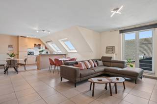 <p>Dit ruim en lichtrijk appartement is gelegen op de bovenste verdieping van residentie Reynaert (ruime lift aanwezig in het gebouw) en is rustig maar centraal gelegen, op enkele stappen van openbaar vervoer, scholen en winkels. Indeling: een inkomhal, een ruime leefruimte met open keuken die zuidwestelijk georiënteerd is waardoor je kan genieten van het namiddaglicht. Met de grote ramen open geniet je er op zonnige dagen van een heerlijk buitengevoel, terwijl het zonlicht volop naar binnen stroomt. Verder is er een praktische bergruimte, een apart toilet, een badkamer die voorzien is van dubbele wastafel, douche en een tweepersoonsbubbelbad, ideaal om na een drukke dag even volledig tot rust te komen. Verder zijn er 2 volwaardige slaapkamers en is er bij dit appartement een garagebox inbegrepen. TROEVEN: een appartement waar je de hele dag geniet van een overvloed aan natuurlijk licht én uitzonderlijke privacy, zonder inkijk. bovendien is het appartement energiezuinig (EPC B; recente condensatieketel van 2022), beschikt over een conforme elektrische keuring en er is een garagebox inbegrepen in de vraagprijs. Het appartement is momenteel verhuurd (810 euro pm) aan de perfecte huurder en werd steeds uitstekend onderhouden. De huurovereenkomst is opzegbaar mits een opzegtermijn van 6 maanden. Dit appartement bevindt zich op een ligging die het dagelijks leven verrassend eenvoudig maakt: winkels, diensten, cultureel centrum, kleuter en lagere scholen, sportcentrum, zwembad, en een mooie speelweide bevinden zich op wandelafstand. Ook het station en bushalte zijn vlakbij en vlot bereikbaar. Kortom: ideaal voor wie rustig en comfortabel wil wonen. Meer vragen, info of een bezoek? Contacteer Charlotte van IMMO TROEF: 052 52 52 00 – info@immotroef.be</p>