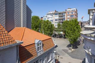 <strong>APPARTEMENT CHARMANT 1 CHAMBRE EN EMPLACEMENT DE CHOIX DANS LE CŒUR D'OSTENDE</strong><br /><br />Ce bel appartement bien agencé est idéalement situé dans le centre d'Oostende. En entrant, vous trouverez un espace de vie lumineux avec un salon confortable et une cuisine entièrement équipée. Depuis le salon, vous avez accès à une terrasse.<br />La chambre spacieuse offre un grand confort, et la salle de bain est équipée à la fois d'une baignoire et d'une douche, avec des toilettes séparées.<br />Les magasins, les restaurants, les transports en commun et la plage sont tous accessibles à pied.<br /><br /><strong>Informations pratiques :</strong>
<ul>
	<li>Disponible immédiatement</li>
	<li>3e étage</li>
	<li>Provision pour les frais fixes : 100 € par mois</li>
</ul>