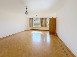 <p>This three-bedroom apartment with terrace and garage is ideally located in the centre of Dilbeek. Offering a pleasant combination of space, comfort and accessibility, the property is within walking distance of shops, schools and public transport.</p><p>Upon entering the apartment, you are welcomed into the entrance hall leading to the bright living room, which provides ample space for both a cosy sitting area and a dining corner. The partially equipped kitchen is practical and suitable for everyday use.</p><p>The apartment features three full-sized bedrooms. One of the bedrooms has direct access to the terrace, creating a pleasant outdoor space where you can relax in peace. The property also includes a bathroom with shower and a separate toilet for added comfort and convenience.</p><p>An additional asset is the garage, suitable for a small car, complemented by an extra parking space in front of the garage. A private cellar is also included, offering useful storage space.</p><p>Located in the heart of Dilbeek, this apartment enjoys an excellent location close to all daily amenities. Shops, schools, restaurants and public transport are all easily accessible on foot, while major roads are within quick reach. With an EPC score of 162kWh/m², the property also offers an attractive energy performance.</p><p>Are you looking for a three-bedroom apartment with terrace and garage in Dilbeek? Schedule your visit today via www.living-stone.be.</p>
