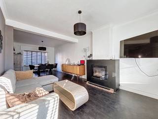 Centraal gelegen woning bestaande uit een inkomhal, lichtrijke leefruimte met eet-en zithoek + houtcassette, ruime keuken met...