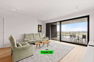 Dit ruime twee slaapkamerappartement bevindt zich op de Oosteroever te Oostende. U heeft hier tal van nieuwe handelaars, prachtig aangelegde wandelpaden en u bereikt in een handomdraai het centrum. Daarenboven heeft u hier steeds directe voeling met de zee.<br /><br />Het pand werd luxueus afgewerkt en geniet van prachtige verzichten. <br /><br />De lichtrijke leefruimte is voorzien van een karaktervolle uitstraling dankzij de raampartijen, openheid en parketvloeren. Vanuit de leefhoek is er een naadloze aansluiting met een eetplaats alsook open keuken. Deze keuken werd van al het nodige voorzien; gaande van moderne apparatuur tot kast-en werkruimte. Het grote kookeiland maakt de kookervaring compleet. <br /><br />Achterin het appartement zijn er twee ruime slaapkamers aanwezig. Deze zijn beiden voorzien van grote ingebouwde kasten. Er zijn daarenboven twee badkamers, elk voorzien van lavabo en grote inloopdouche. Vanop het overdekte terras geniet u steeds van prachtige zichten en kunt u volledig tot rust komen. <br /><br />De handige technische berging zorgt voor de nodige stockageruimte. <br /><br />Tot slot is er nog een mogelijkheid tot garagebox in het garagecomplex in de benedenverdieping van de residentie. <br /><br />Bent u op zoek naar een perfect afgewerkt appartement, op wandelafstand van de zee?<br /><br />Aarzel dan niet en neem contact op voor meer info of een afspraak. <br /><br />