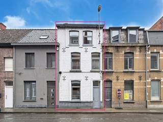 <p>Energiezuinige woning op wandelafstand van diverse faciliteiten. De woning omvat een inkomhal, een bureel of polyvalente ruimte, een lichtrijke leefruimte met eet- en zithoek en een volledig uitgeruste open keuken. Verder zijn er een praktische was-/bergplaats en een ingerichte badkamer met ligbad (met douchemogelijkheid), lavabomeubel en toilet.</p>
<p>De grote tuin met aangelegd terras en tuinberging biedt volop ruimte om te ontspannen. Op de eerste verdieping bevinden zich twee slaapkamers. Via een vaste trap bereikt u de tweede verdieping, ingericht met een nachthal en een ruime derde slaapkamer.</p>
<p><strong>Extra troeven:</strong></p>
<ul>
<li>Energiezuinig</li>
<li>Conforme elektriciteitskeuring</li>
<li>Zonnepanelen en thuisbatterij</li>
<li>Dubbele beglazing en rolluiken</li>
<li>Droge kelder</li>
<li>Op wandelafstand van scholen, winkels en openbaar vervoer</li>
<li>Vlotte verbinding naar in- en uitvalswegen</li>
<li>Geen renovatieplicht</li>
<li>Instapklaar</li>
</ul>
<p>Deze woning is te koop <strong>ZONDER makelaar</strong> via het concept van Smart Houses. Wenst u verdere inlichtingen of een bezoek? Contacteer rechtstreeks de eigenaar via 0479/33.75.97</p>