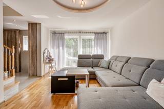 <p>Bent u op zoek naar een ruime, energiezuinige en instapklare gezinswoning in de gegeerde Flora-wijk? Dan is deze halfopen bebouwing in Merelbeke absoluut een bezoek waard. Met maar liefst 5 slaapkamers, 2 badkamers, een garage en een zonnige tuin biedt dit pand alles wat een groot gezin nodig heeft. Grondig gerenoveerd in 2016 en uitgerust met 14 zonnepanelen en een totale bewoonbare oppervlakte van 209 m².</p>
<p>Indeling: Via de inkomhal met vestiaire kasten betreedt u de lichtrijke leefruimte van 47 m². Aansluitend bevindt zich de volledig ingerichte keuken met toegang tot een droge kelder. De eetkamer kijkt uit op de tuin en biedt voldoende ruimte voor een aparte bureau. De ruime badkamer van maar liefst 17 m² is voorzien van een ligbad, toilet en een afgesloten wasplaats.</p>
<p>Op de eerste verdieping vindt u 3 volwaardige slaapkamers (13, 14 en 18 m²) en een tweede badkamer met inloopdouche, lavabo en toilet. De tweede verdieping biedt nog eens 2 extra slaapkamers en een ruime overloop met inmaakkasten.</p>
<p>De afgesloten tuin met zuidwestelijke oriëntatie is de perfecte plek om te ontspannen. Het grote terras sluit rechtstreeks aan op de eetkamer, terwijl de ruime oprit en garage voldoende ruimte bieden voor auto's, fietsen en extra opbergruimte.</p>
<p>Vermelde oppervlakten zijn louter informatief en niet bindend.</p>
<p>Voor meer informatie of een bezoek kunt u contact opnemen met Lisse:</p>
<p>lisse@cornelis-goeman.be of 0477 17 19 12.</p>